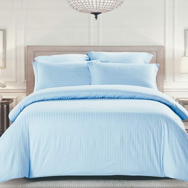 Комплект постельного белья Жемчужина светло-голубой страйп сатин с простынёй на резинке - фото 1