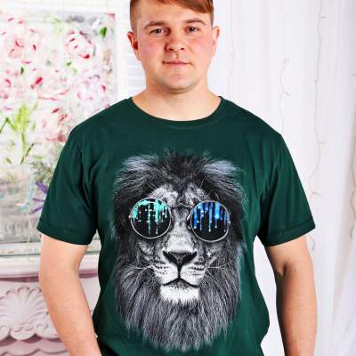 Мужская футболка Лев вид 2 зеленый - фото 1