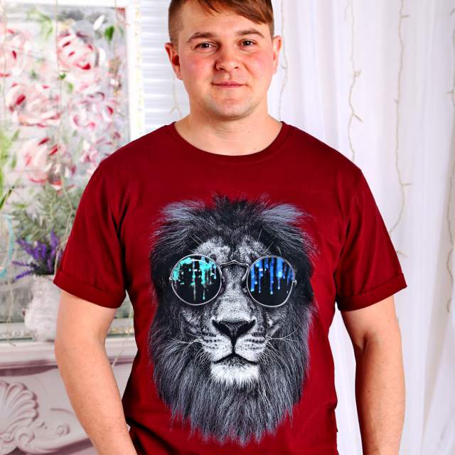 Мужская футболка Лев вид 2 бордовый - фото 1
